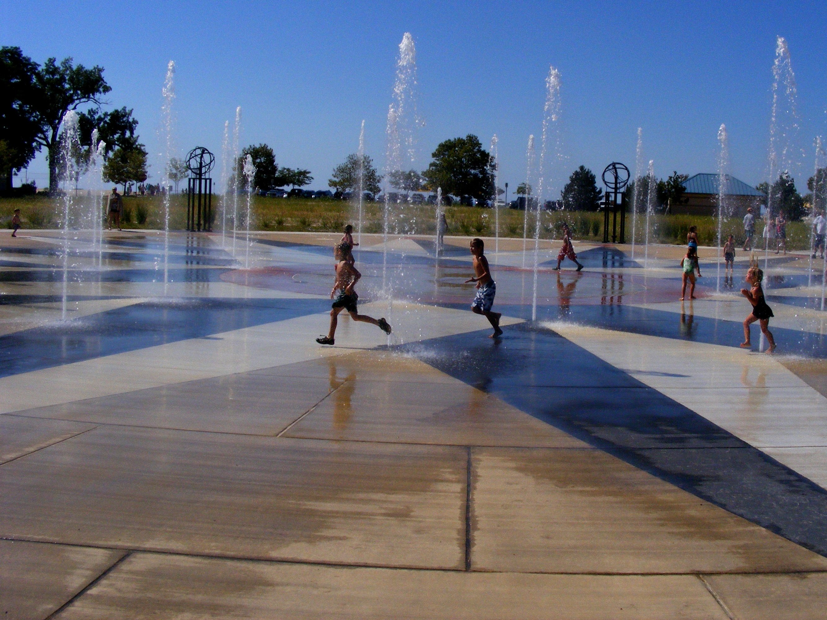 Whirlpool_Compass_Fountain,_Silver_Beach_Carousel